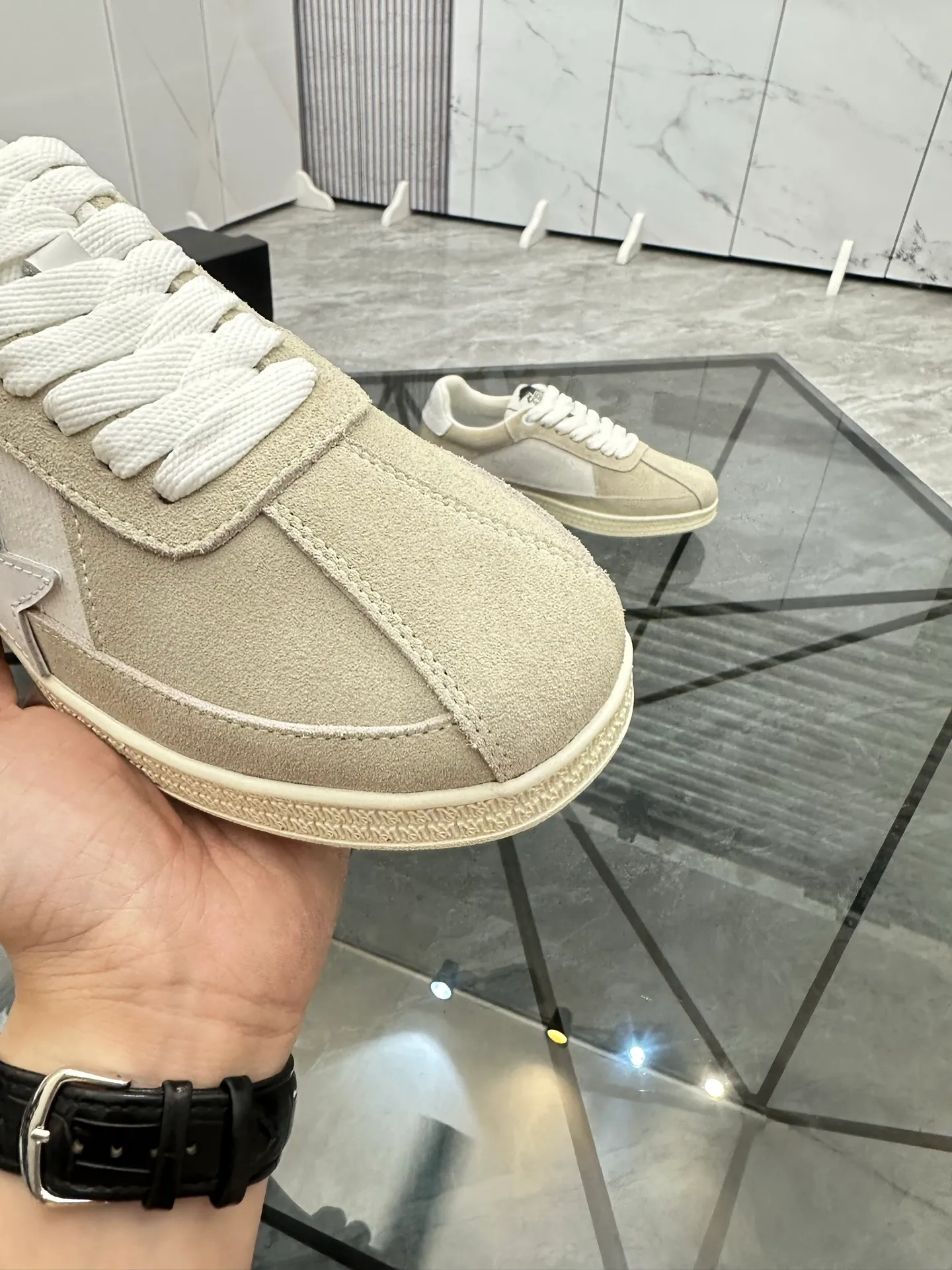 Men's shoes: 💰P420¥ Product trademark: AMIRI* "Amir*" low-top casual shoes Regular size: 38-45 (can be customized to 46) Product material: imported nubuck leather upper, breathable lining, original outsole. Number: 001